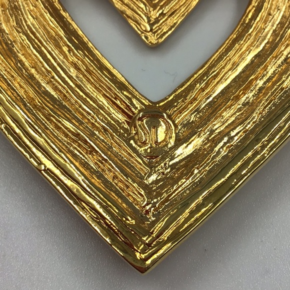 St John Knits Vintage Pin Brooch Heart 22KGP Logo Signed 1980's - Picture 3 of 3